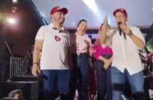 Daniel num fervoroso palanque com o primo  “gato” e as duas “primeiras damas” (Foto: Reprodução)