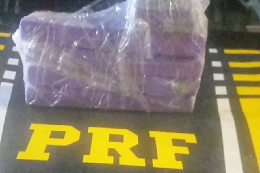 Droga foi encontrada no porta malas do veículo conduzido pelo casal