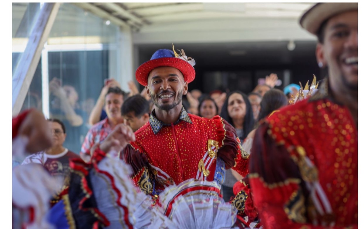 Em plena terça-feira, que seria de expediente, Franzé comanda a folia dentro do Poder Legislativo