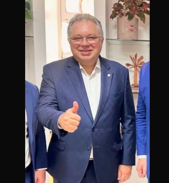 Florentino Neto e seu polegar de que está tudo “em em cima”. Será, com essa acusação de corrupção?