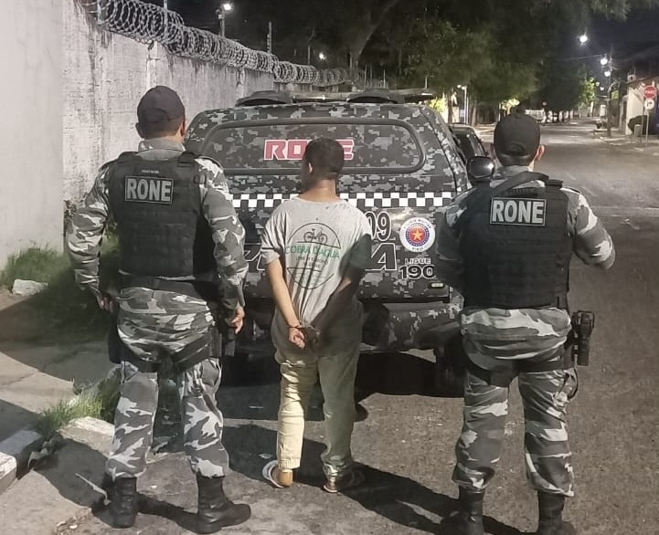 Jovem de 19 anos é preso por porte ilegal de arma de fogo durante abordagem em bar na zona Sudeste