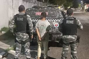 Jovem de 19 anos é preso por porte ilegal de arma de fogo durante abordagem em bar na zona Sudeste (Foto: Divulgação/PM-PI)