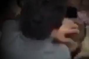 Momento em que fotografo agride mulher com puxões de cabelo (Foto: Reprodução/Redes Sociais)