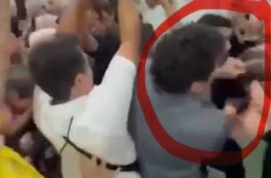 Momento em que o fotógrafo puxa os cabelos da mulher durante cobertura do “Junta Parnaíba” (Foto: Reprodução)