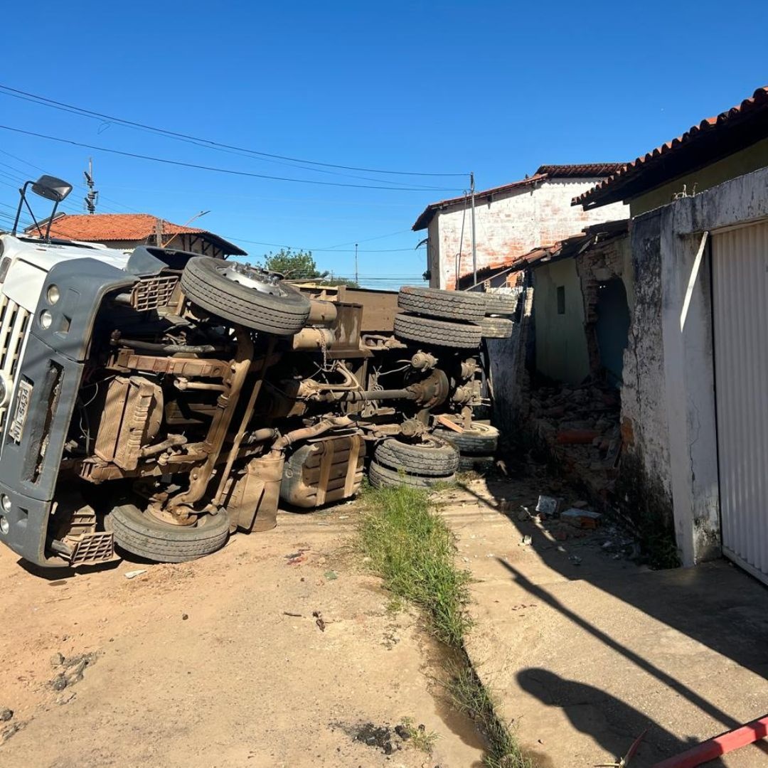 Muro ficou destruído com o impacto