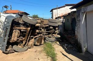 Muro ficou destruído com o impacto (Foto: Reprodução)