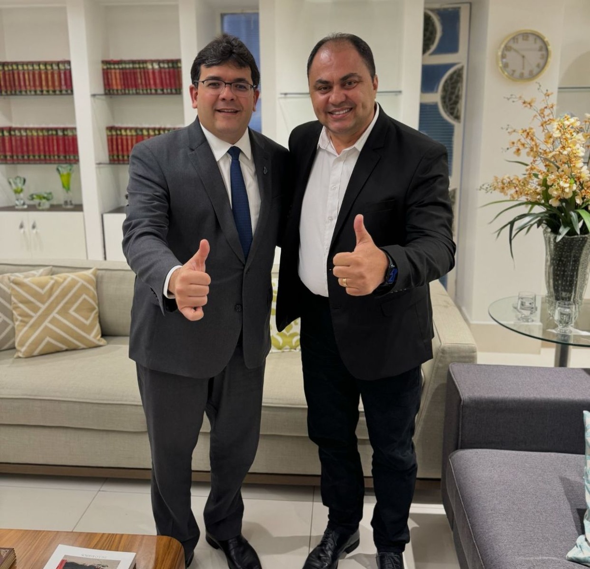 O senhor meio calvo é o novo “assessor especial” do governador aí do lado. Resta saber se ele virar dar expediente