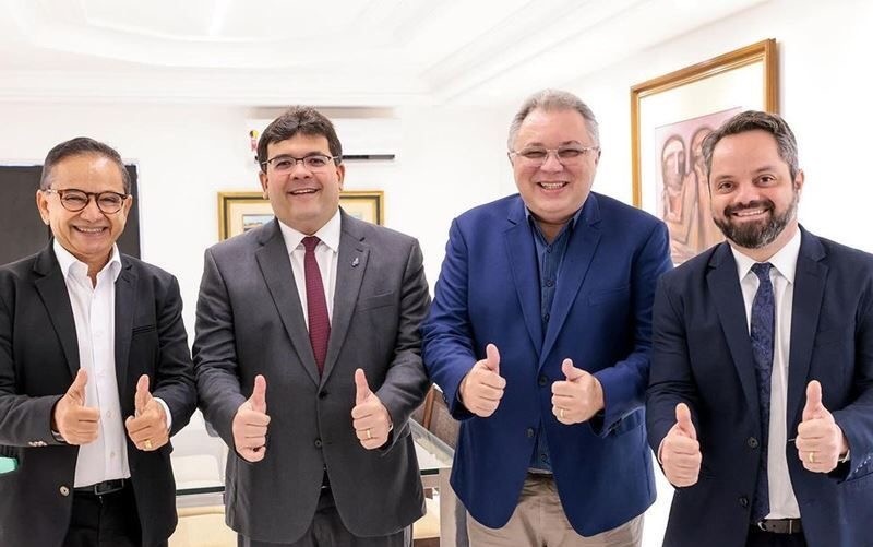 O site Tribuna de Parnaíba publicou essa foto. Todos com polegar para cima, sinal que virou sinônimo até de falsidade. Nem sempre o gesto expressa firmeza de compromissos
