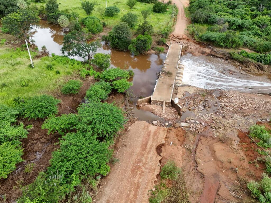 Passagem molhada rompida deixou a comunidade Ingazeira isolada pela falta de acesso para veículos