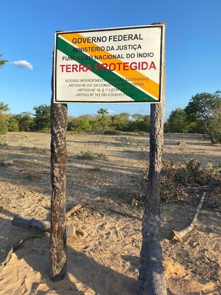 Placa na entrada da aldeia Cajueiro, Poranga,Ceará