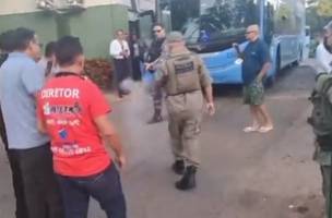 Polícia atira de fuzil em manifestação de motoristas (Foto: Reprodução/Redes Sociais)