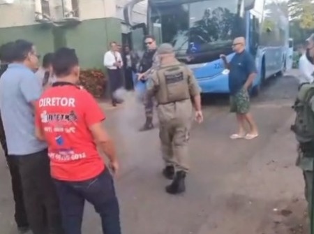 Polícia atira de fuzil em manifestação de motoristas