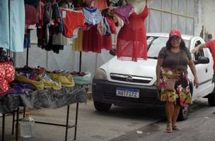 Regina Araújo, uma ex-empregada doméstica que começou costurando calcinhas para vender de porta em porta. (Foto: Reprodução/ BNB)