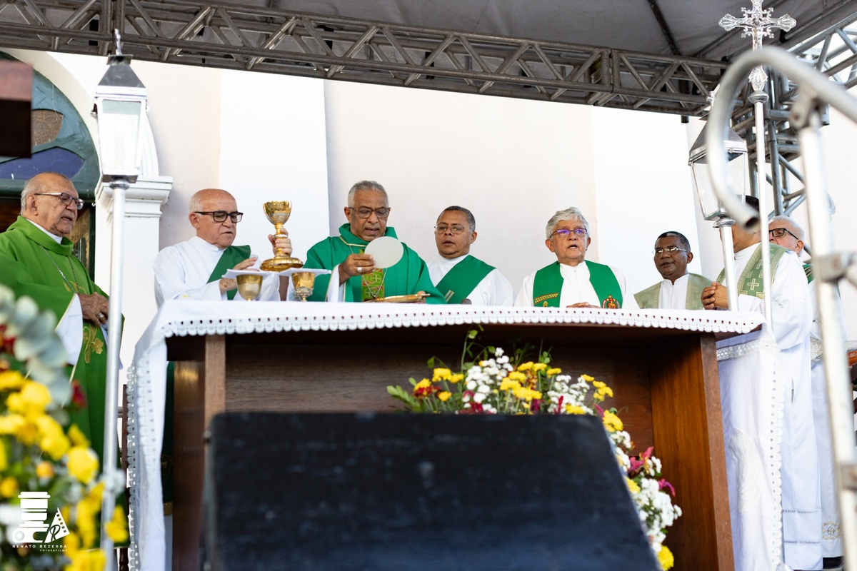 Representantes da Igreja fazem missa campal