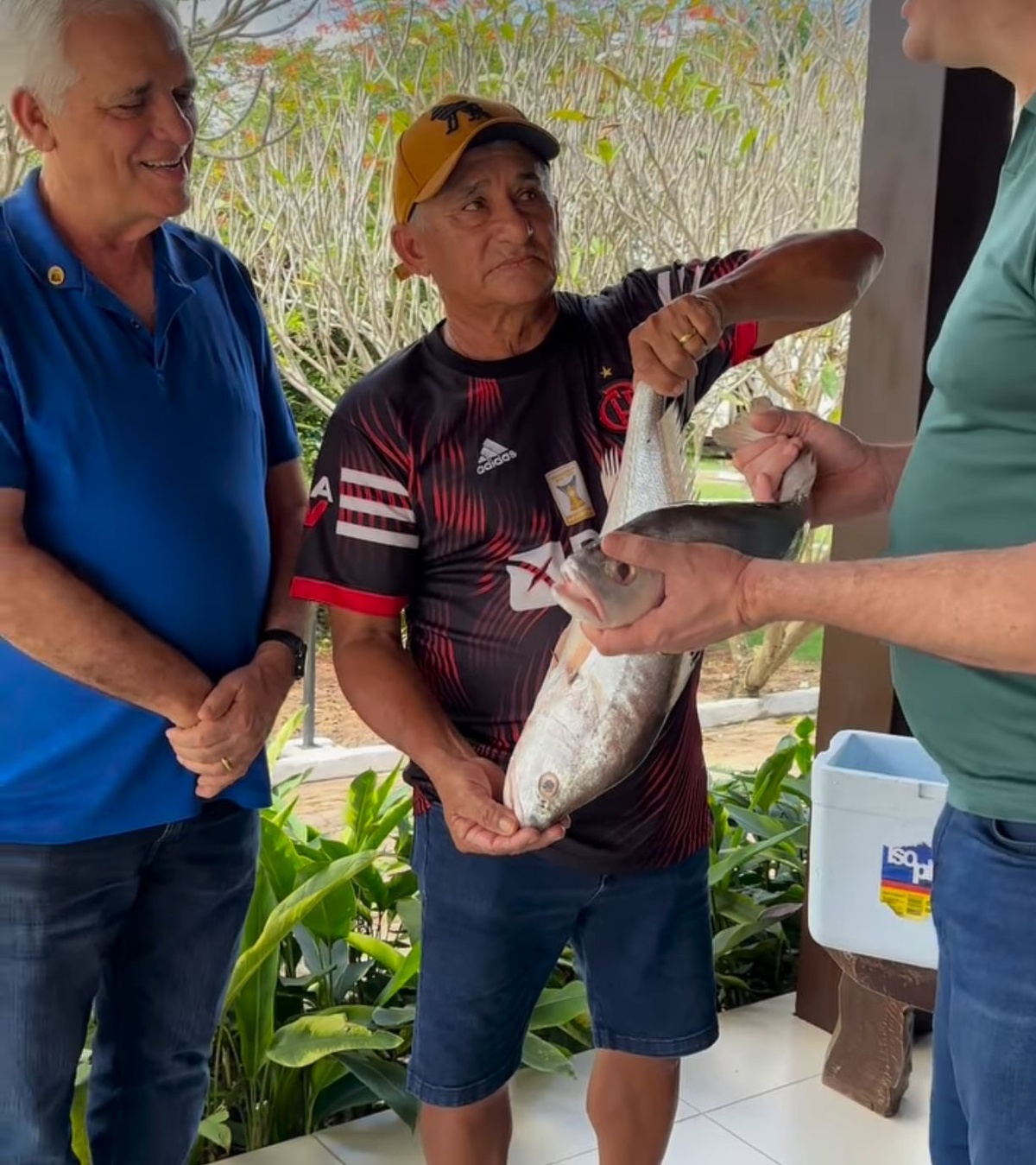 Themisrocles e Paulo Márcio exigindo peixe produzido em cativeiro. Lembra a história do sujeito que dizia para a esposa que ia pescar e, de repente, chegou a cobrança da feira