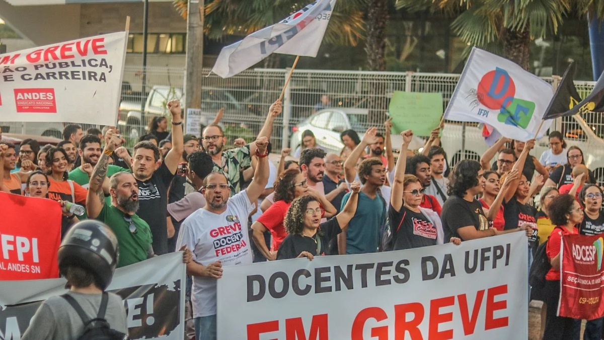 UFPI segue em greve