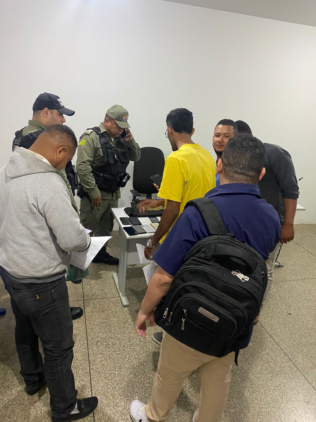 Vítimas fazendo reconhecimento dos objetos roubados