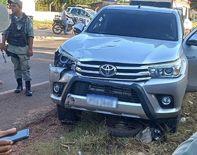 Acidente entre moto e picape na PI-113 deixa motocicleta destruída
