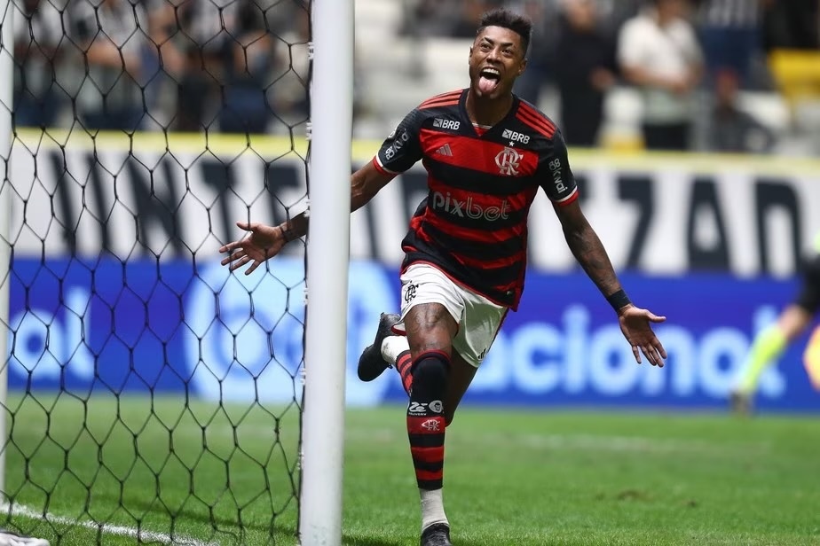Bruno Henrique comemora segundo gol feito durante a partida