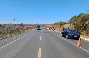Carro colide com bicicleta e mata ciclista de 59 anos na BR-230, em Floriano (Foto: Polícia Rodoviária Federal)