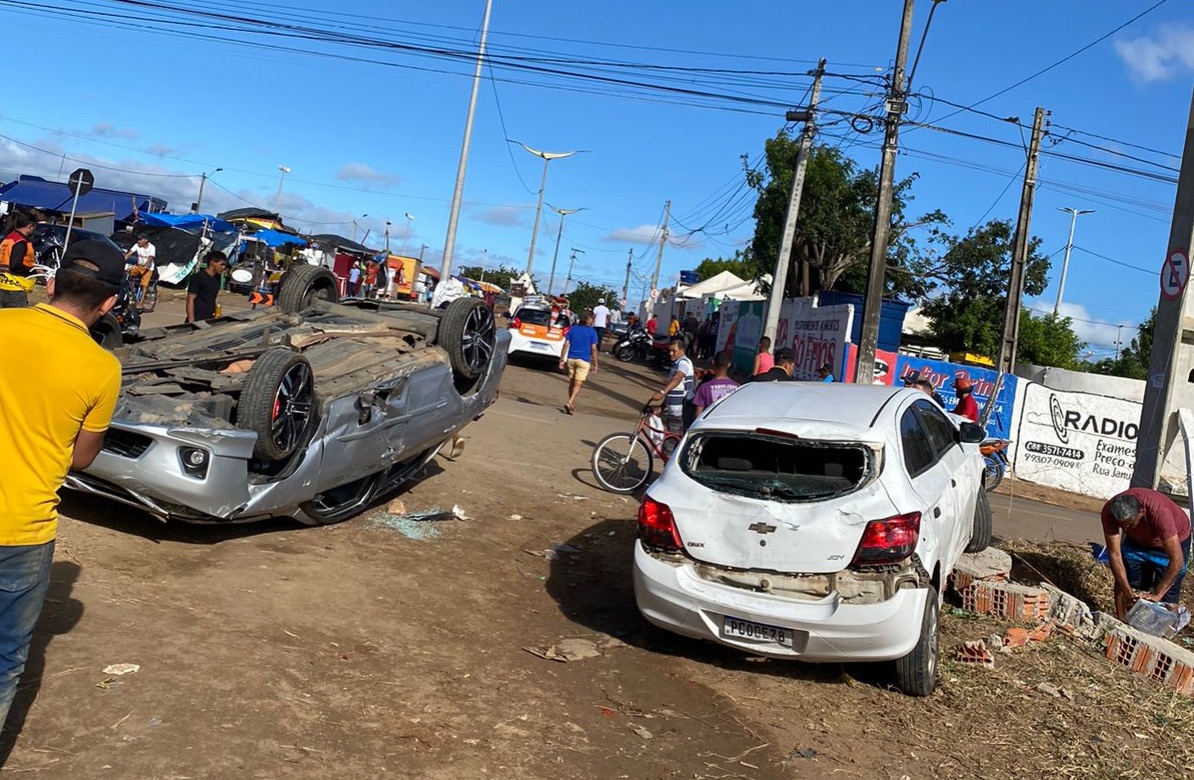 Carros atingidos pela retroescavadeira