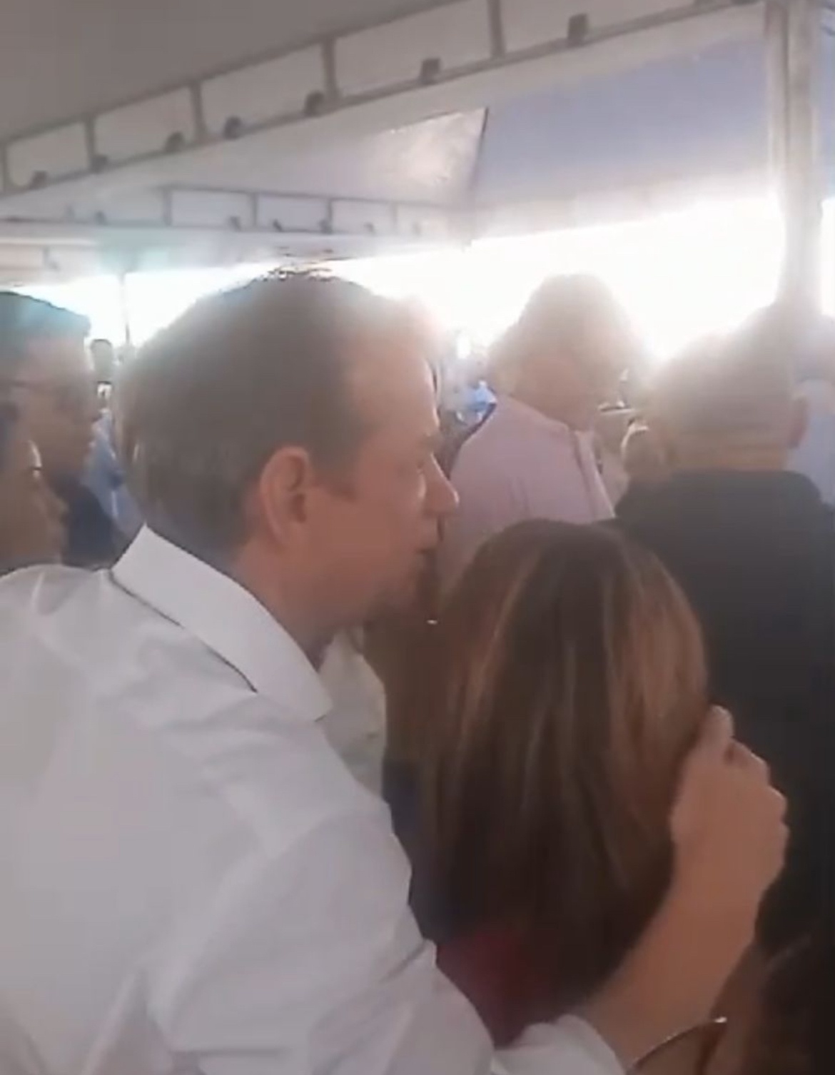Castro Neto tirando proveito da festa da Codevasf abraços e beijos
