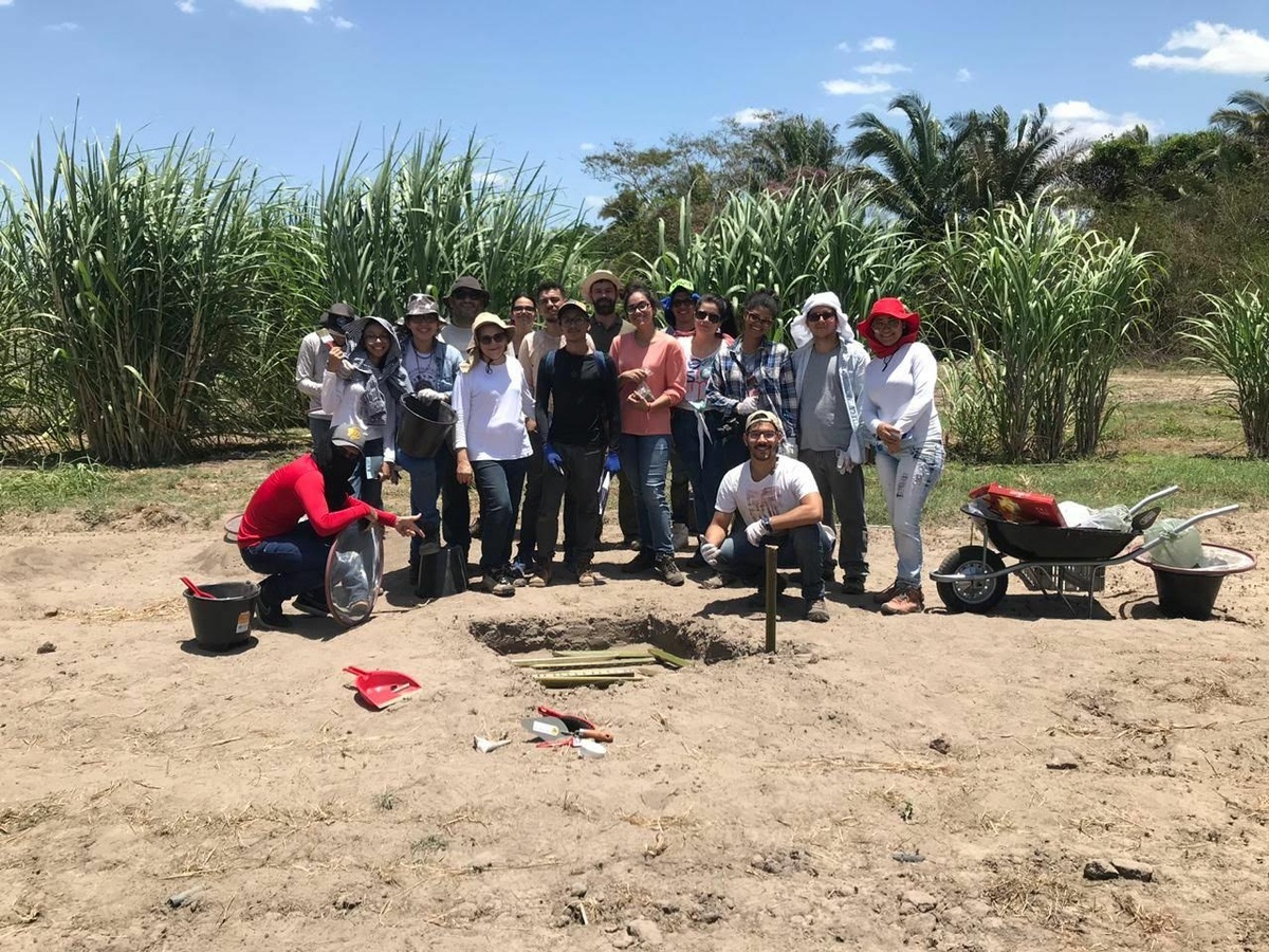 Corpo acadêmico da UFPI em visita ao Sítio Arqueólogico