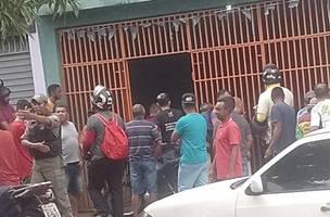 Criminoso é espancado durante tentativa de assalto em bar da zona Sul de Teresina (Foto: Reprodução)