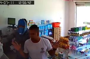 Criminoso usa cueca no rosto como máscara durante assalto de farmácia em Altos (Foto: Reprodução)