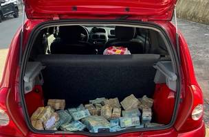 Dinheiro abandonado em carro no bairro Renascença, em São Luís (Foto: Reprodução/ G1)