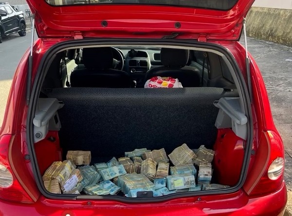 Dinheiro abandonado em carro no bairro Renascença, em São Luís