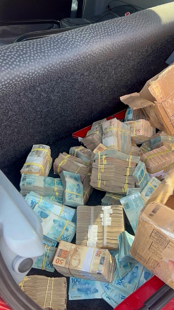 Dinheiro abandonado em carro