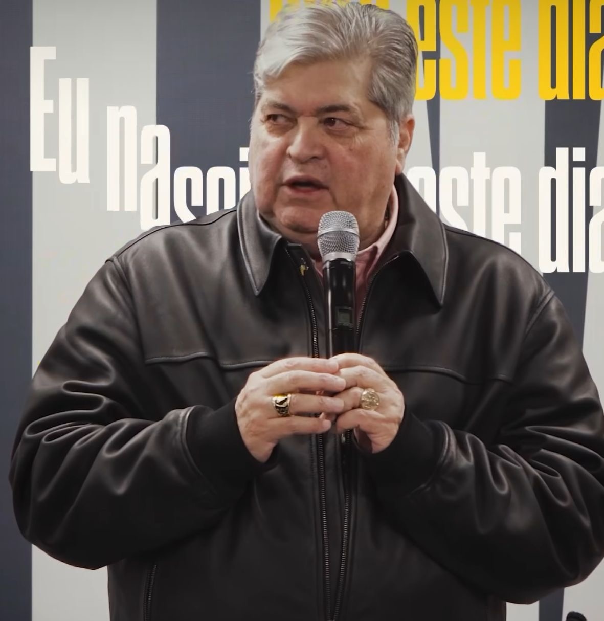 Ele começa bem (mal) a campanha de candidato a prefeito: xingando, agredindo e ameaçando os eleitores e aliados