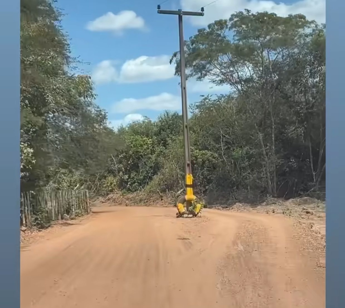 Enquanto a prefeita Jove cai na buraqueira de Piripiri atrás de votos, esse poste, no meio da pista, é um perigo para os eleitores dela.