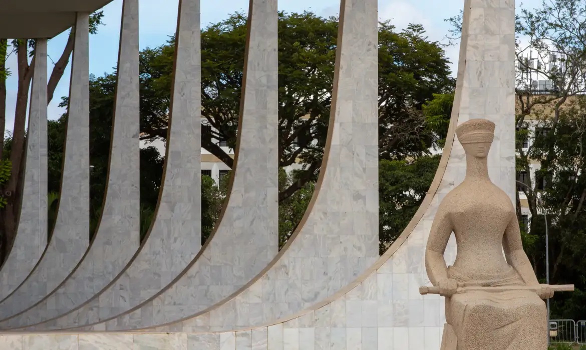 Envia decisão ao Legislativo sobre porte de maconha