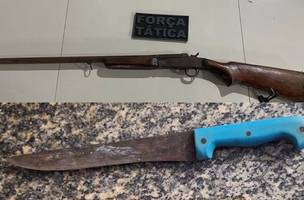 Espingarda e faca encontradas durante buscas pelo suspeito no matagal (Foto: Reprodução)