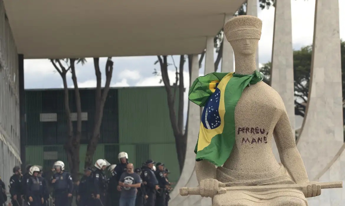 Estátua da Justiça, em frente ao STF, foi vandalizada durante os ataques do dia 8 de janeiro