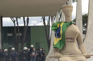 Estátua da Justiça, em frente ao STF, foi vandalizada durante os ataques do dia 8 de janeiro (Foto: Reprodução)
