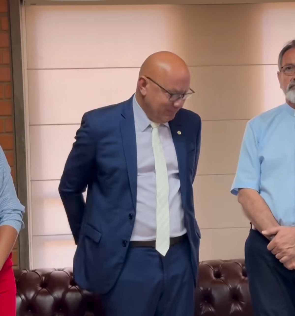 Franze Silva (chorando) aproveitando-se dos contratos terceirizados para fazer média