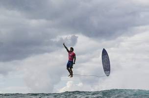 Gabriel Medina na praia de Teahupo'o, no Taiti, registrada pelo fotógrafo francês (Foto: Jerome BROUILLET/AFP)