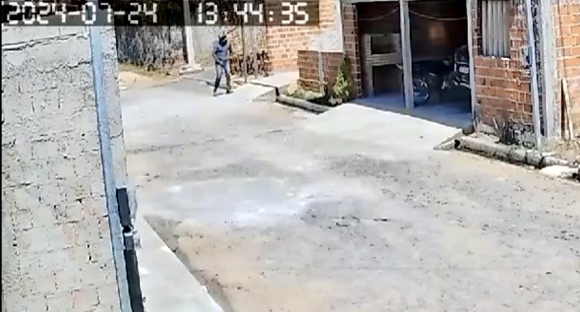 Homem mostra órgão genital para criança e mãe no meio de rua em Teresina. O momento foi registrado por câmeras de segurança