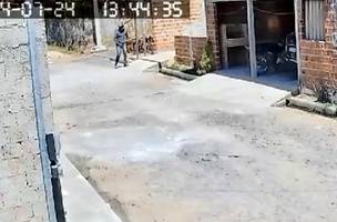 Homem mostra órgão genital para criança e mãe no meio de rua em Teresina. O momento foi registrado por câmeras de segurança (Foto: Reprodução)