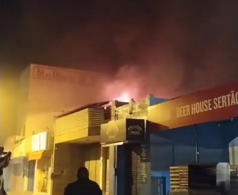 Incêndio destrói depósito de supermercado em Picos na madrugada deste domingo