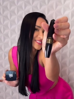 Jaqueline Carvalho é a embaixadora da Avon em Paris.