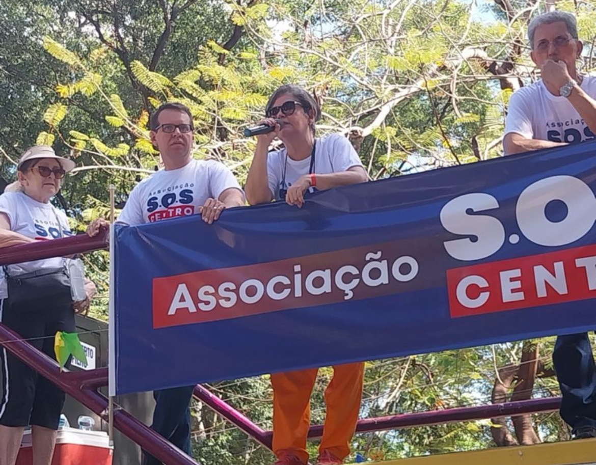 Lucia Santos discursando nonato do caminhão de som alugado para a manifestação