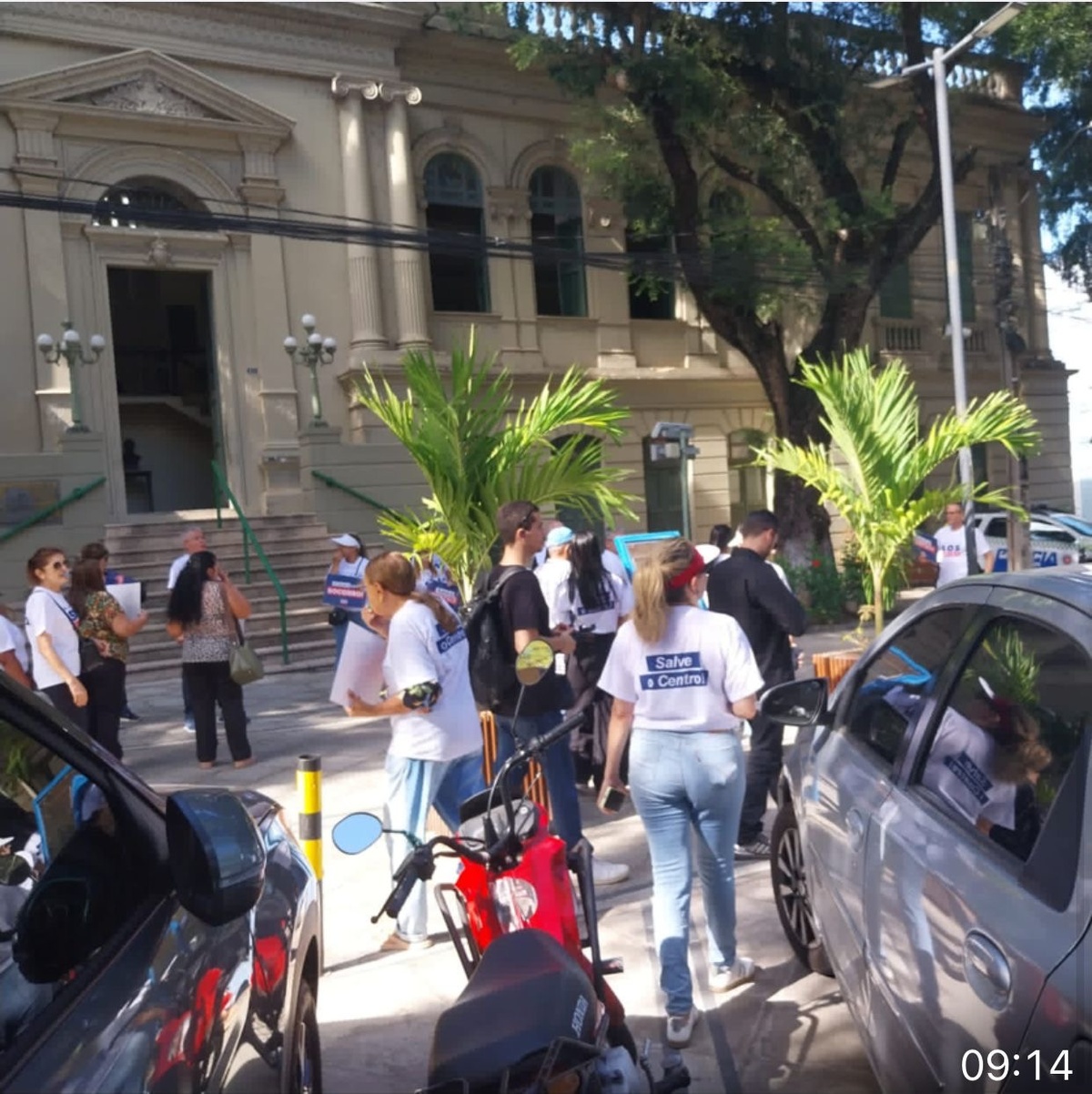 Membros do movimento na frente do Palácio da Cidade, de porta fechada