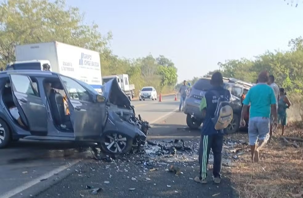 Mulher morre presa às ferragens em acidente na BR-343, em Amarante
