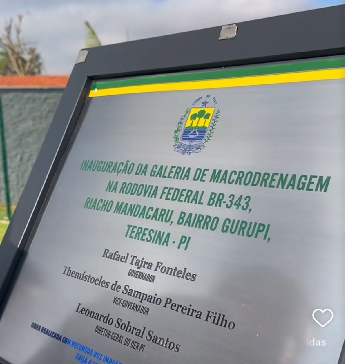 Na própria placa de inauguração aparece que a obra está localizada na “rodovia federal”