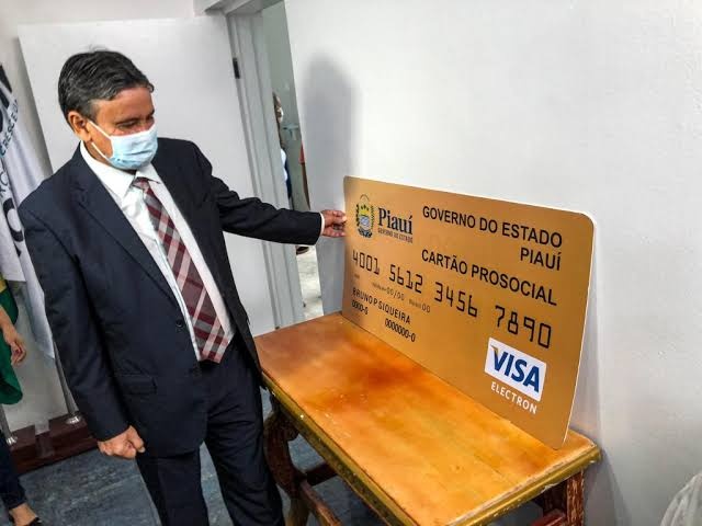 O novo benefício é uma remodelagem do Cartão Pro Social, instituído temporariamente na pandemia durante o governo de Wellington Dias