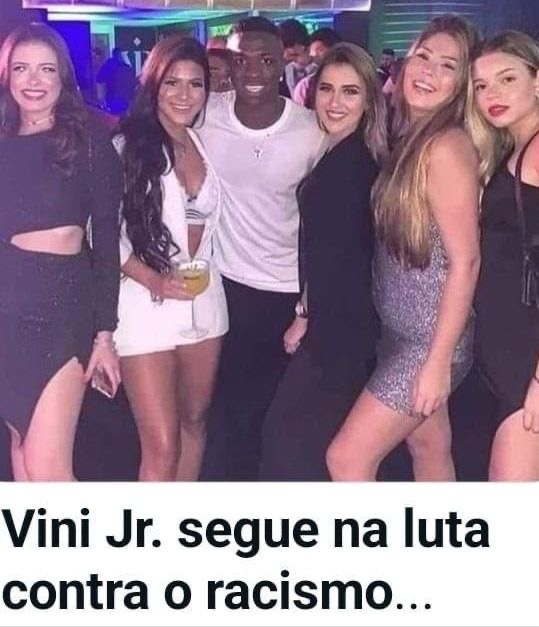 Olha aí o jogador brasileiro fazendo o que a legenda da foto diz